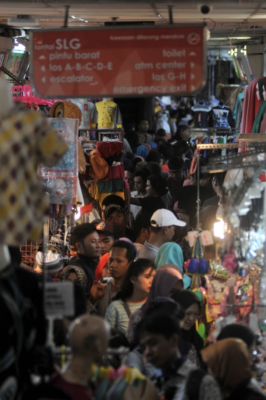 Pekan akhir Ramadan, pengunjung Pasar Tanah Abang membeludak