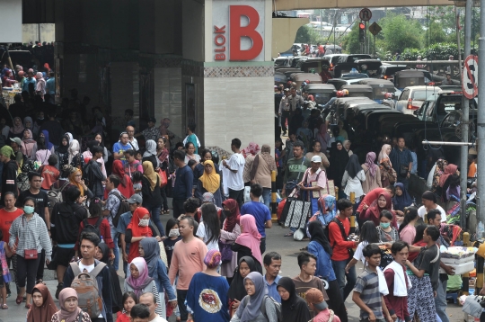 Pekan akhir Ramadan, pengunjung Pasar Tanah Abang membeludak