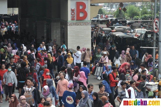 Foto : Pekan akhir Ramadan, pengunjung Pasar Tanah Abang membeludak| merdeka.com