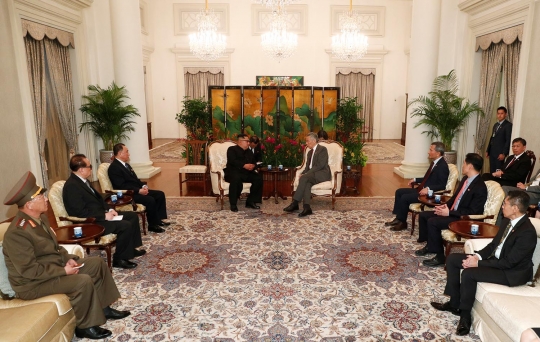 Semringah Kim Jong-un saat bertemu PM Singapura