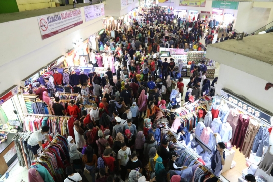 Penuhnya Pasar Blok B Tanah Abang jelang Lebaran