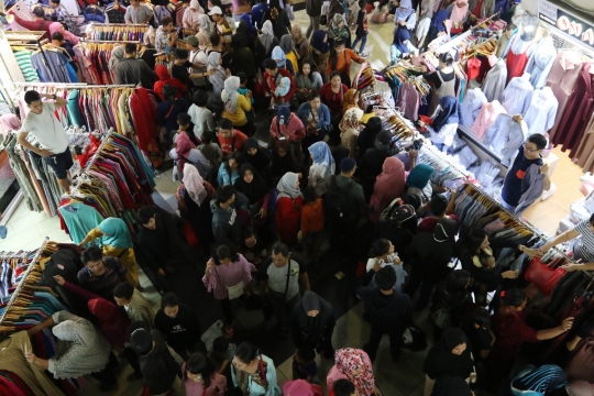 Penuhnya Pasar Blok B Tanah Abang jelang Lebaran