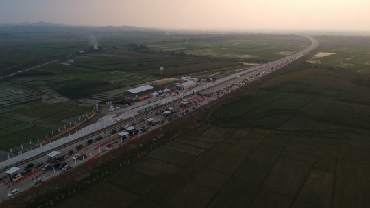 Pemandangan udara Gerbang Tol Kertasari saat dipadati pemudik