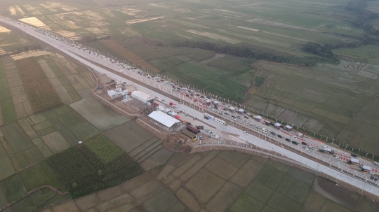 Pemandangan udara Gerbang Tol Kertasari saat dipadati pemudik