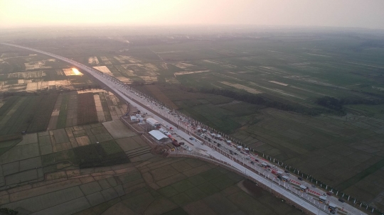 Pemandangan udara Gerbang Tol Kertasari saat dipadati pemudik