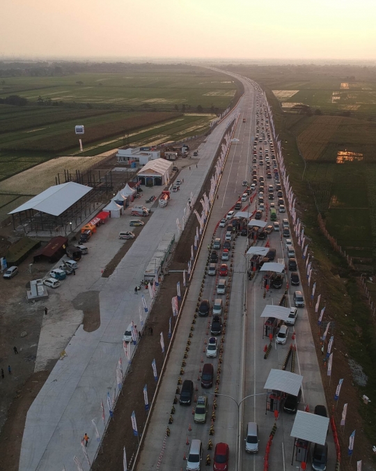 Pemandangan udara Gerbang Tol Kertasari saat dipadati pemudik