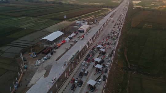 Pemandangan udara Gerbang Tol Kertasari saat dipadati pemudik