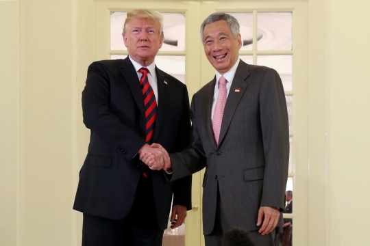 Ekspresi Trump ketika disambut PM Singapura