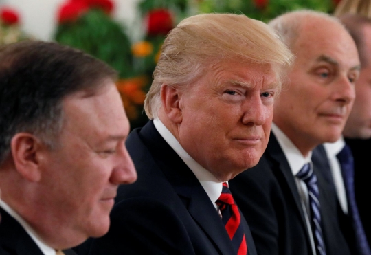 Ekspresi Trump ketika disambut PM Singapura