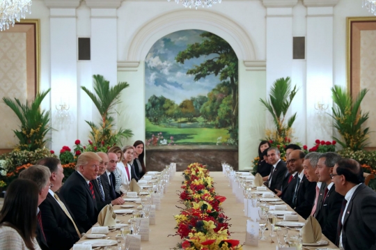 Ekspresi Trump ketika disambut PM Singapura