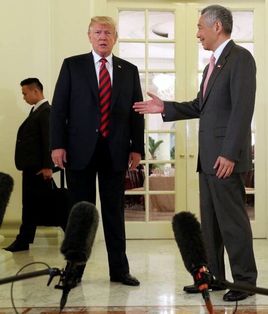 Ekspresi Trump ketika disambut PM Singapura