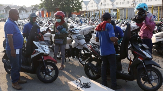 Aktivitas pengemasan motor peserta mudik gratis di Stasiun Kampung Bandan