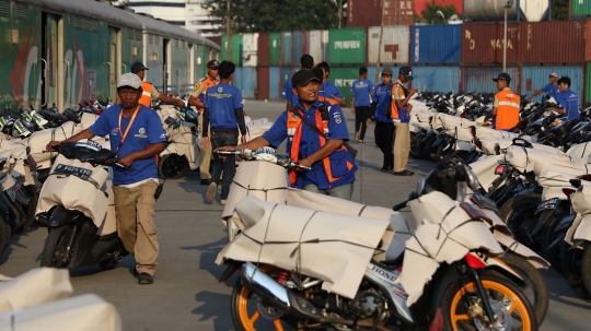 Aktivitas pengemasan motor peserta mudik gratis di Stasiun Kampung Bandan