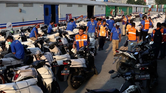 Aktivitas pengemasan motor peserta mudik gratis di Stasiun Kampung Bandan