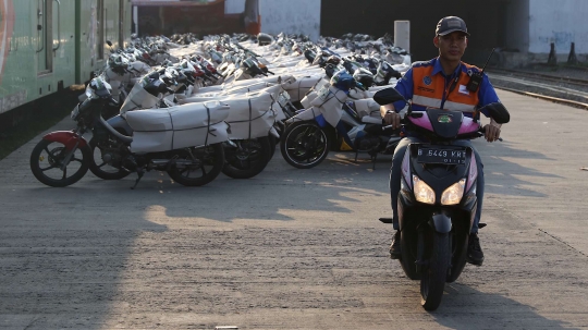 Aktivitas pengemasan motor peserta mudik gratis di Stasiun Kampung Bandan