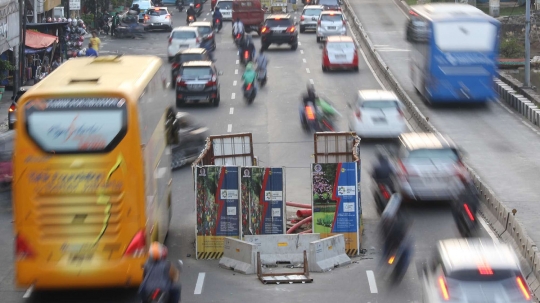 Proyek galian listrik bikin sempit Jalan Gajah Mada