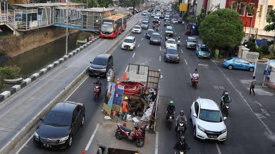 Proyek galian listrik bikin sempit Jalan Gajah Mada