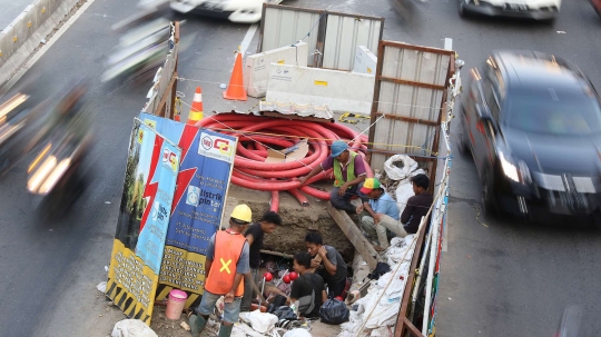 Proyek galian listrik bikin sempit Jalan Gajah Mada