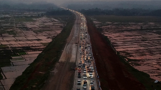 Pantauan udara padatnya pemudik di tol fungsional Batang-Semarang