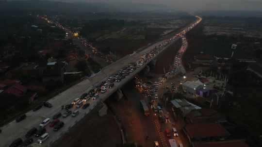 Pantauan udara padatnya pemudik di tol fungsional Batang-Semarang