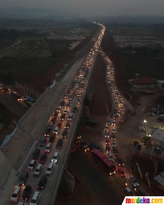 Foto : Pantauan udara padatnya pemudik di tol fungsional 