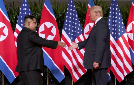 Momen bersejarah Kim Jong-un dan Trump saat bersalaman