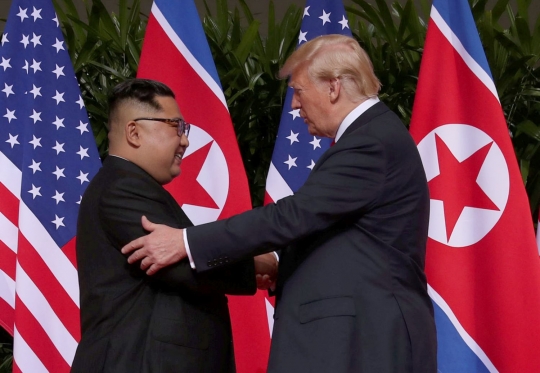 Momen bersejarah Kim Jong-un dan Trump saat bersalaman