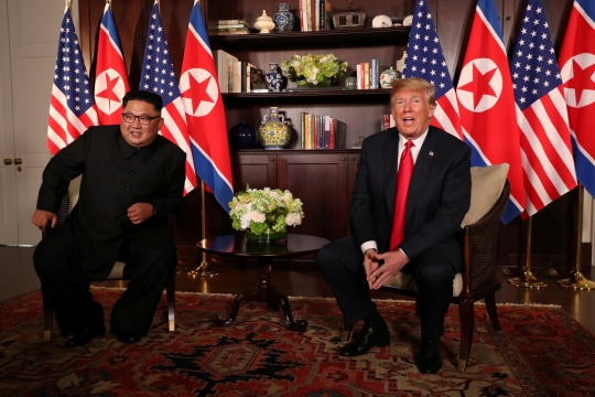 Momen bersejarah Kim Jong-un dan Trump saat bersalaman