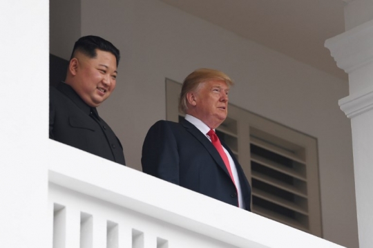 Senyum semringah Kim Jong-un saat jabat tangan Trump