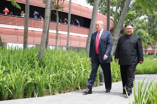 Kemesraan Kim Jong-un dan Donald Trump jalan berdua di halaman hotel
