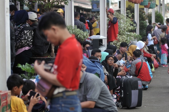 H-3 Lebaran, jumlah pemudik di Stasiun Pasar Senen terus melonjak