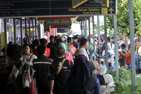 H-3 Lebaran, jumlah pemudik di Stasiun Pasar Senen terus melonjak
