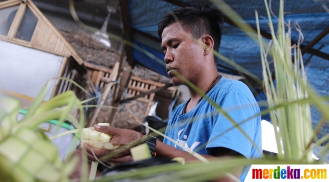 Foto : Jelang Lebaran, penjual ketupat mulai ramai 