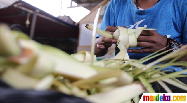 Foto : Jelang Lebaran, penjual ketupat mulai ramai 