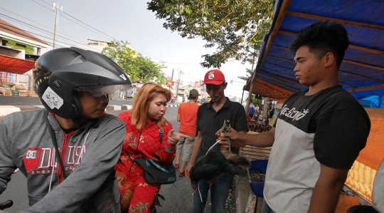 H-3 Lebaran, penjual ayam mulai ramai di pinggir jalan