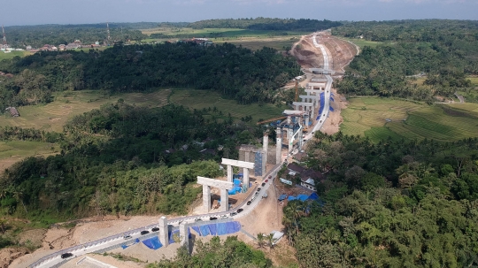 Antrean kendaraan pemudik lewati tanjakan tol fungsional Salatiga-Kartasura