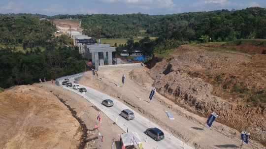 Antrean kendaraan pemudik lewati tanjakan tol fungsional Salatiga-Kartasura