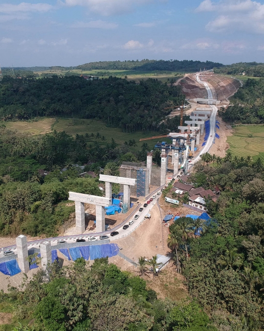 Antrean kendaraan pemudik lewati tanjakan tol fungsional Salatiga-Kartasura