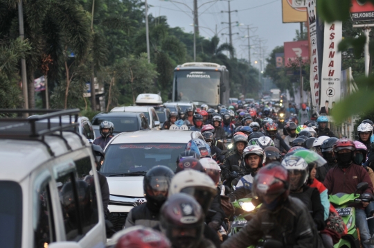 Usai Subuh, ribuan pemudik sepeda motor serbu jalur Kalimalang