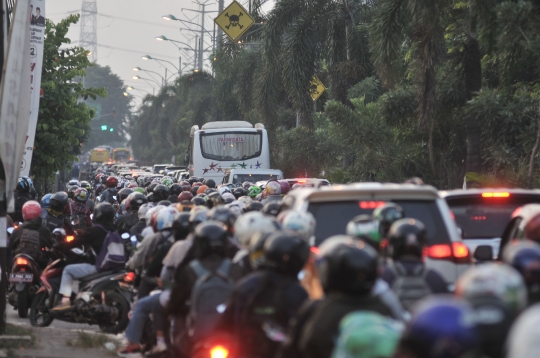 Usai Subuh, ribuan pemudik sepeda motor serbu jalur Kalimalang