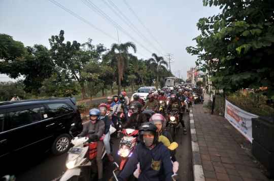 Usai Subuh, ribuan pemudik sepeda motor serbu jalur Kalimalang