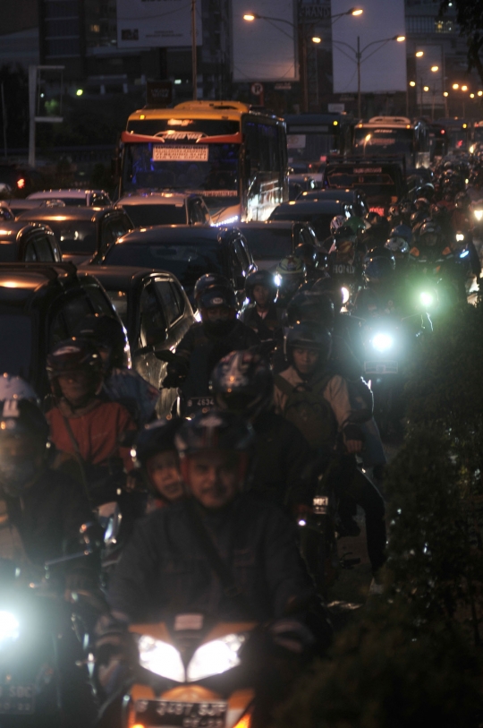 Usai Subuh, ribuan pemudik sepeda motor serbu jalur Kalimalang