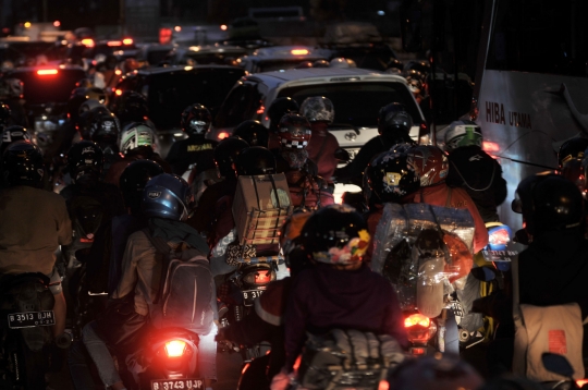 Usai Subuh, ribuan pemudik sepeda motor serbu jalur Kalimalang