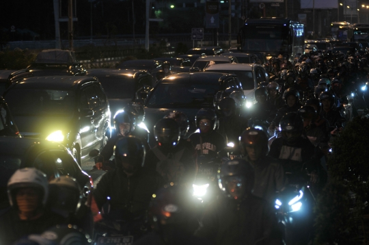 Usai Subuh, ribuan pemudik sepeda motor serbu jalur Kalimalang