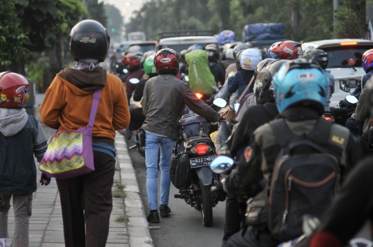 Usai Subuh, ribuan pemudik sepeda motor serbu jalur Kalimalang