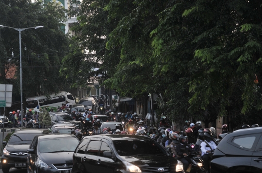 Usai Subuh, ribuan pemudik sepeda motor serbu jalur Kalimalang