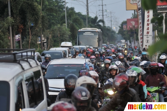 Foto : Usai Subuh, ribuan pemudik sepeda motor serbu jalur 