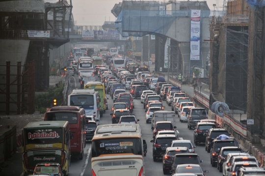 Ribuan kendaraan pemudik terjebak kemacetan parah di ruas Tol Cikampek