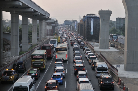 Ribuan kendaraan pemudik terjebak kemacetan parah di ruas Tol Cikampek