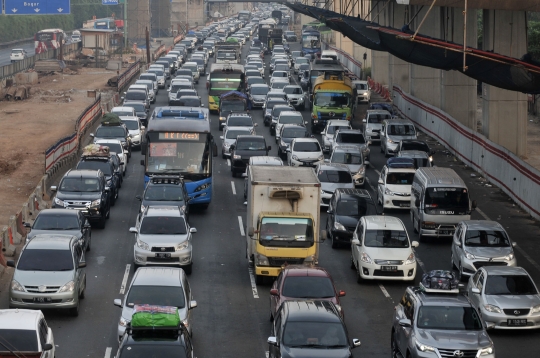 Ribuan kendaraan pemudik terjebak kemacetan parah di ruas Tol Cikampek